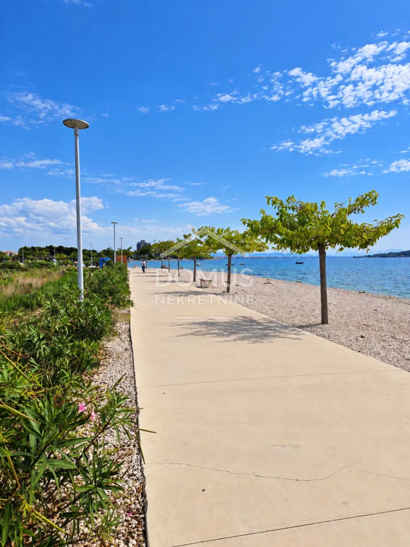 Vodice, 1. red do mora, zemljište površine 5.891 m² turističke namjene – zona T1.