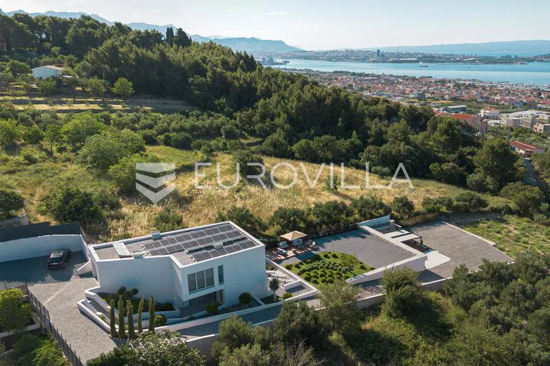 Kaštel Kambelovac, Moderna vila s panoramskim pogledom na more