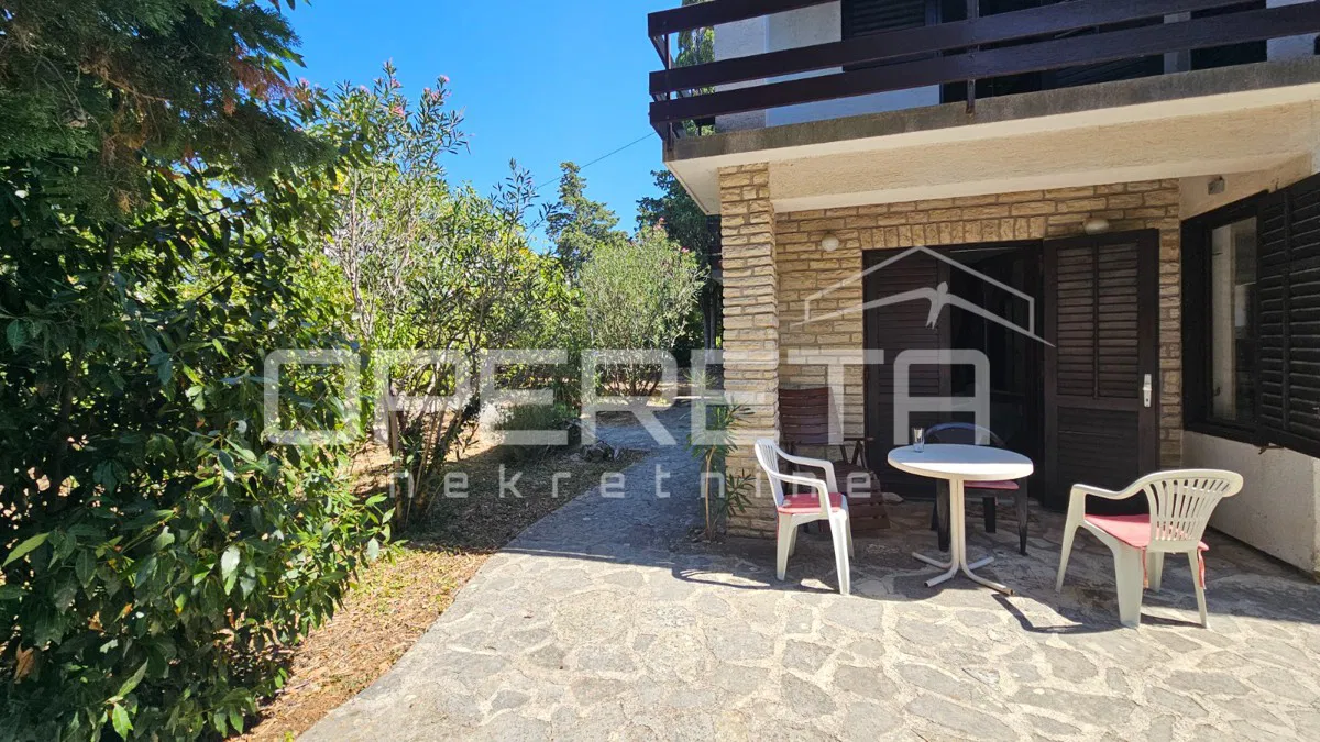 Novalja, kuća – trosoban stan + studio apartman, blizu mora i centra