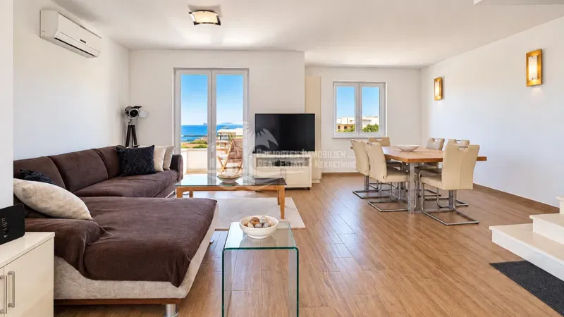 Primošten/Trosobni dvoetažni apartman sa pogledom na more