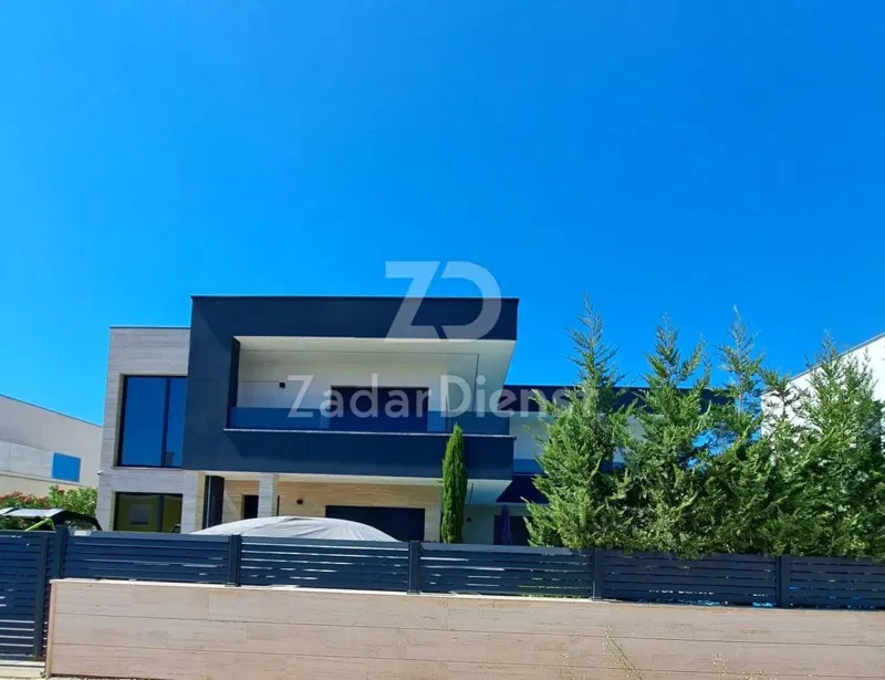 Elegantna moderna vila s bazenom, samo 200 m od mora