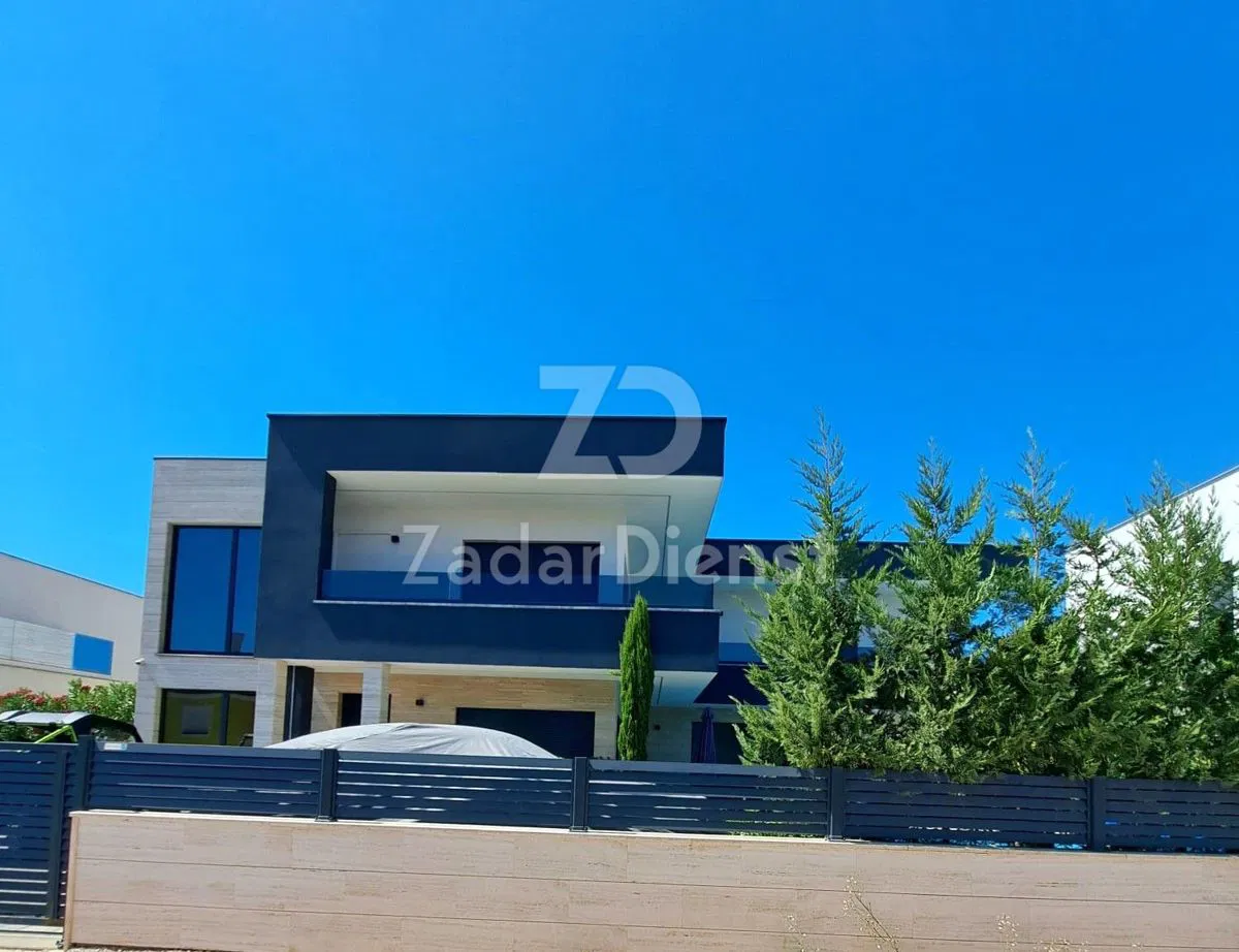 Elegantna moderna vila s bazenom, samo 200 m od mora