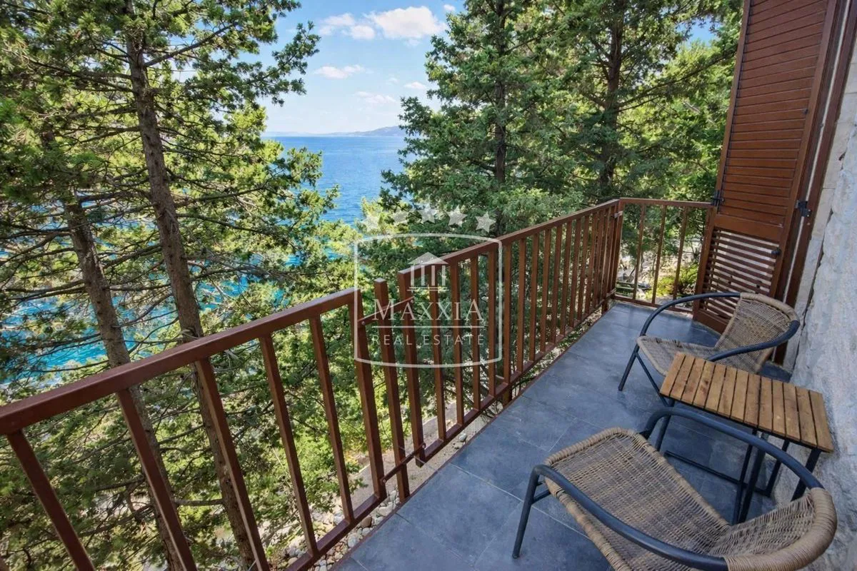Tribanj - autentična dalmatinska kuća PRVI RED DO MORA! 349.000EUR