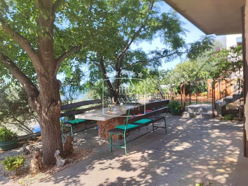 Starigrad - kuća katnica veliki vrt 150m od mora! 350.000EUR