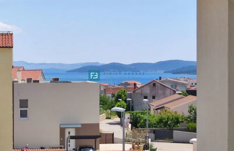 VODICE, opremljena samostojna hiša, 3 ločena stanovanja, vrt, garaža – 2