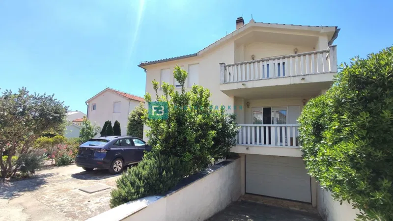 VODICE, opremljena samostojna hiša, 3 ločena stanovanja, vrt, garaža – 3