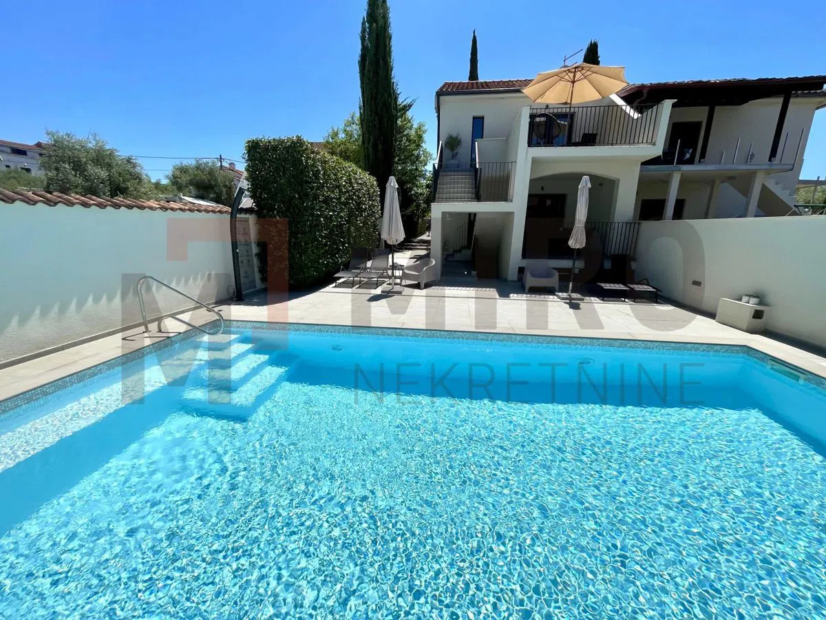 Malinska, dvojna kuća s bazenomi 2 apartmana