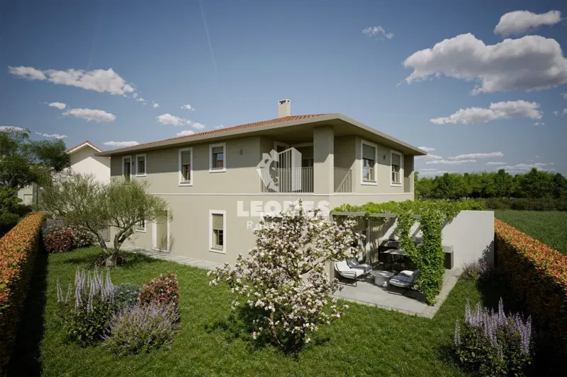 Appartamento di nuova costruzione a Novigrad con due posti auto e giardino.