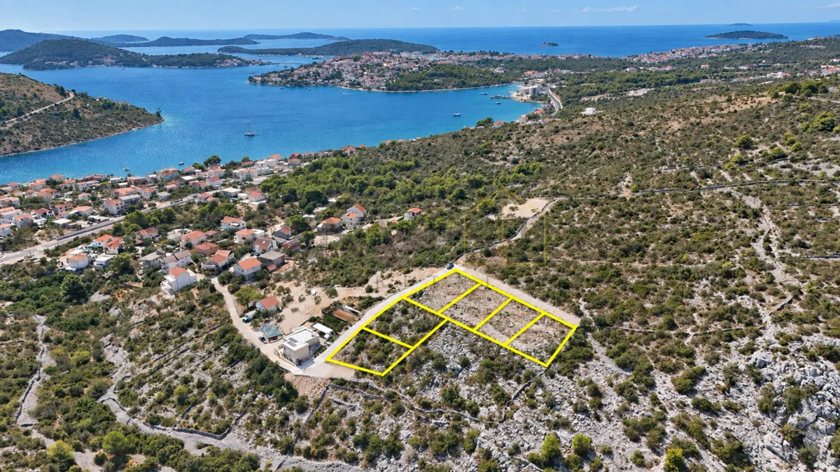 ROGOZNICA – GRAĐEVINSKO ZEMLJIŠTE 500 METARA OD MORA 520 m² (P5)