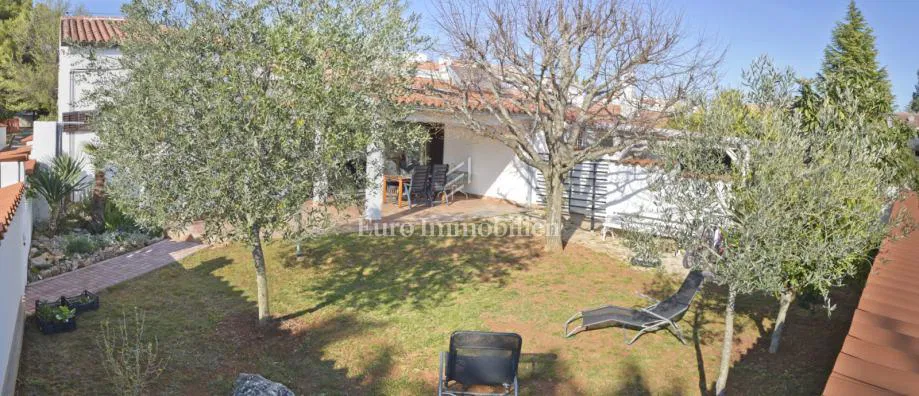 Barbariga – kuća u nizu s velikim vrtom, 200 m od mora