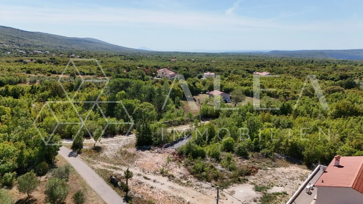 GRAĐEVINSKO ZEMLJIŠTE S GRAĐEVINSKOM DOZVOLOM I PROJEKTOM ZA KUĆU S BAZENOM – 5 KM OD MORA