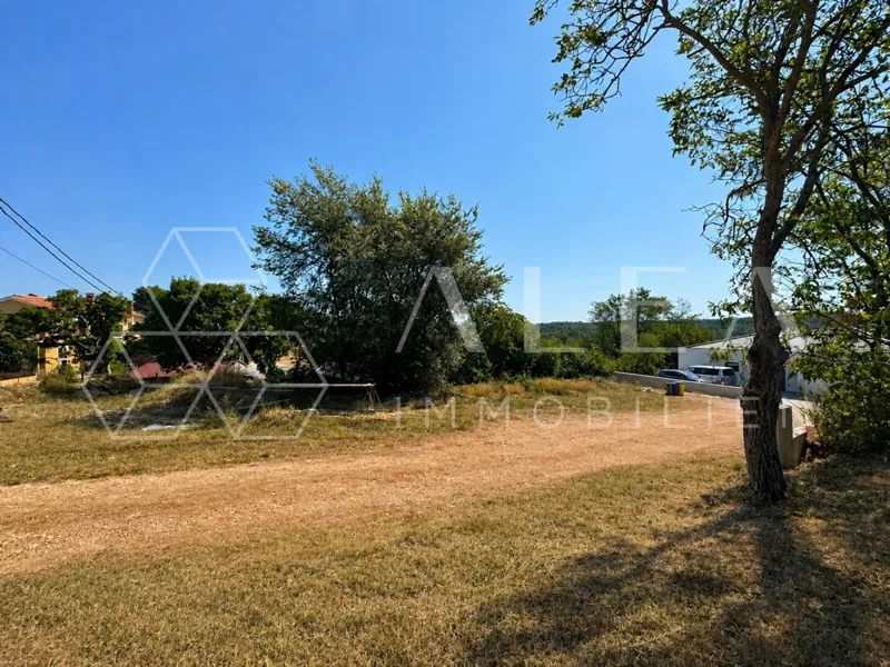 GRAĐEVINSKO ZEMLJIŠTE 743 m² – OKOLICA LABINA