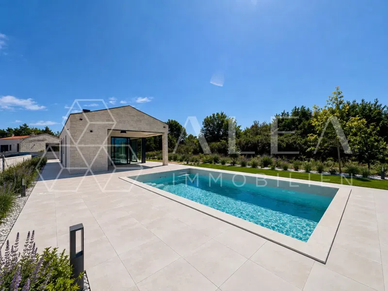 MODERNES EINFAMILIENHAUS MIT SWIMMINGPOOL UND 1.125 m² GRUNDSTÜCK – IN DER NÄHE VON LABIN