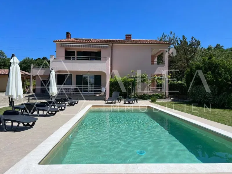 LABIN – HAUS MIT 3 WOHNEINHEITEN, POOL UND GROSSEM GRUNDSTÜCK, NUR 3 KM VOM STADTZENTRUM ENTFERNT