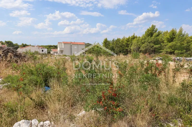 Tribunj, mirna lokacija, građevinsko zemljište površine 1.158 m², 600 m od mora