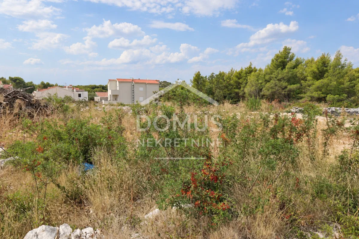 Tribunj, mirna lokacija, građevinsko zemljište površine 1.158 m², 600 m od mora