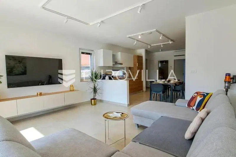Istra, Valbandon, moderan četverosoban stan 119 m² s vrtom, terasom i parkingom, od 01.10.2026.