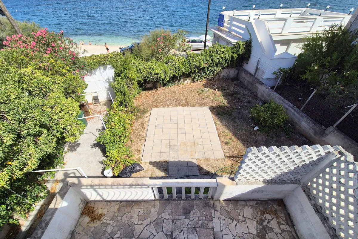 Kuća sa dva apartmana smještena u prvom redu uz more
