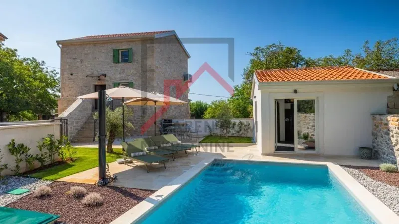Istra, Višnjan okolica - Istarska kamena kuća s bazenom i saunom