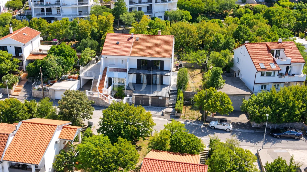 Kuća sa 2 stana i 2 garaže
