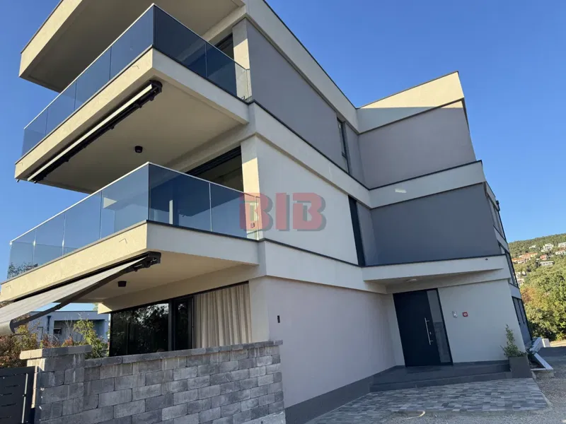 KOSTRENA,PENTHOUSE SA GARAŽOM U URBANOJ VILI
