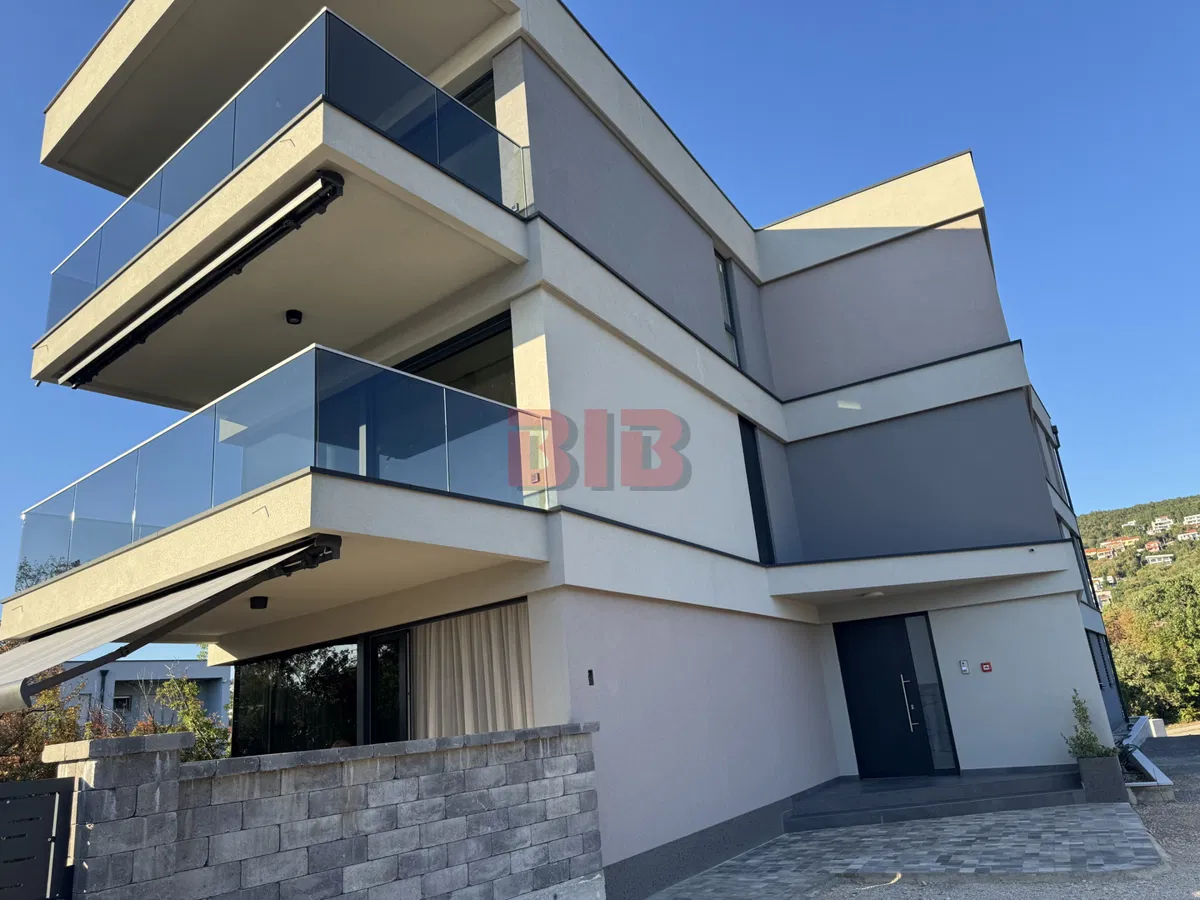 KOSTRENA,PENTHOUSE SA GARAŽOM U URBANOJ VILI