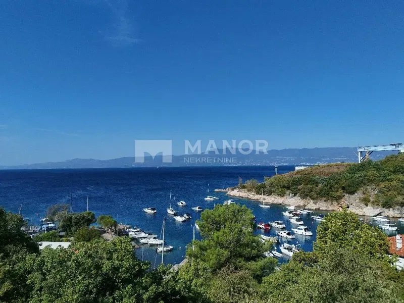 KOSTRENA - Dugoročni najam ekskluzivne vile s bazenom i garažom – 50 m od mora