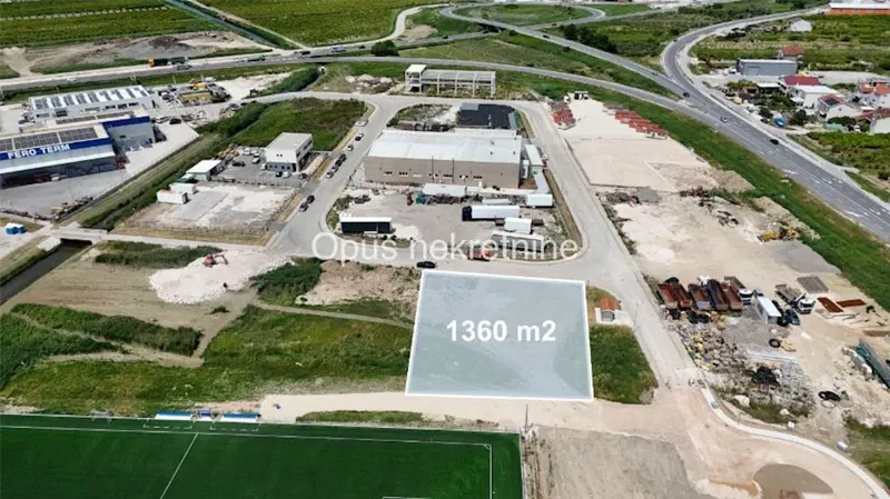 OPUZEN – gradevinsko zemljiste 1360 m2 u poslovnoj zoni (Video)