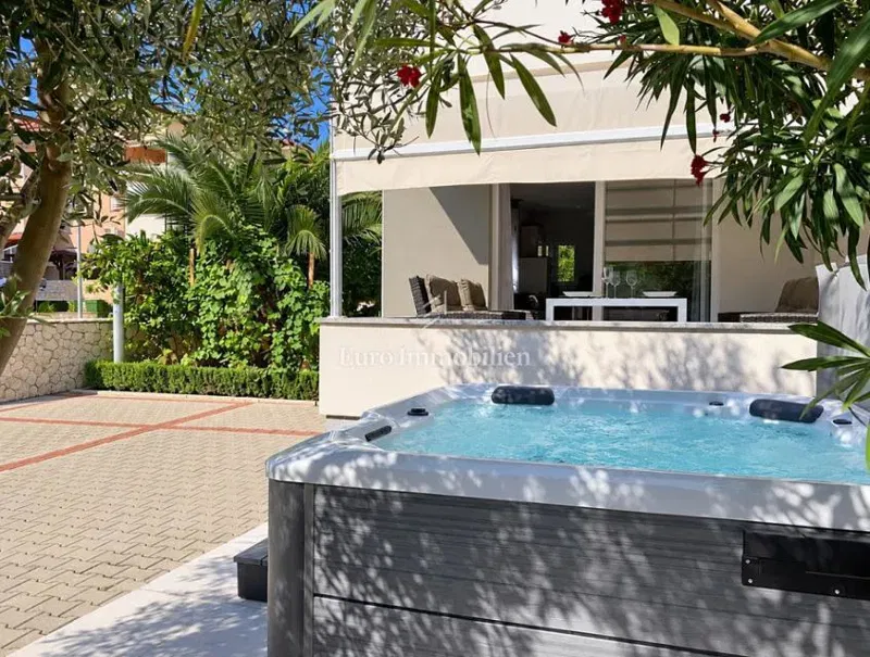 Novalja – Maisonettewohnung mit Garten und Jacuzzi