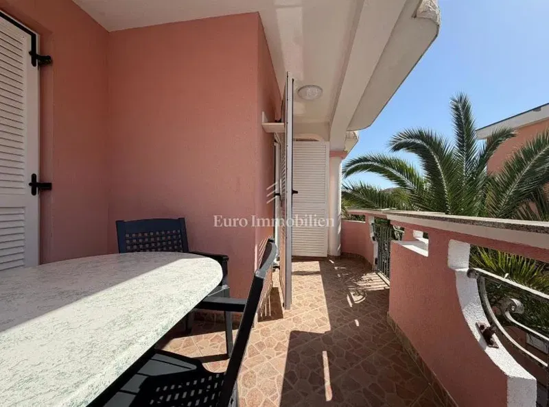 Novalja – Möblierte Wohnung mit Balkon nahe am Meer