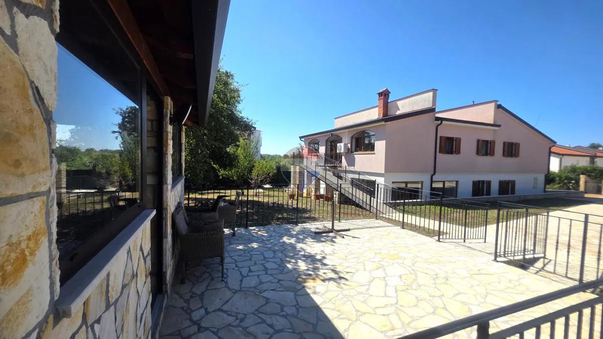 Istra,Kaštel-Poslovno stambena zgrada s 1800 m2 građevinskog zemljišta