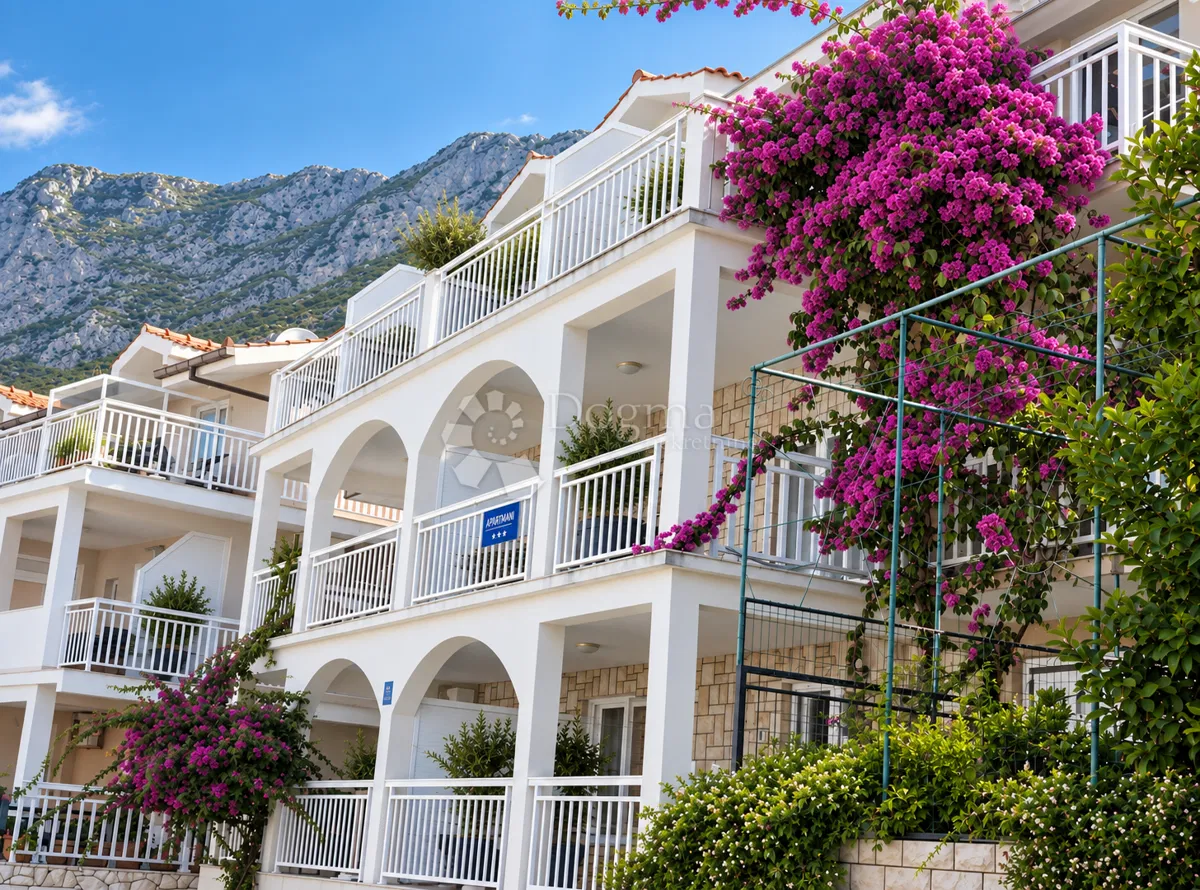 Vila sa 6 stanova i 22 sobe, 200 metara od mora i uhodanim turističkim poslovanjem