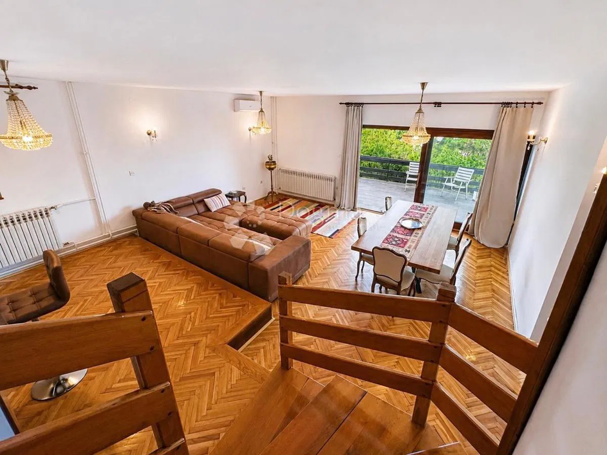 Samobor, troetažan stan 202 m², garaža