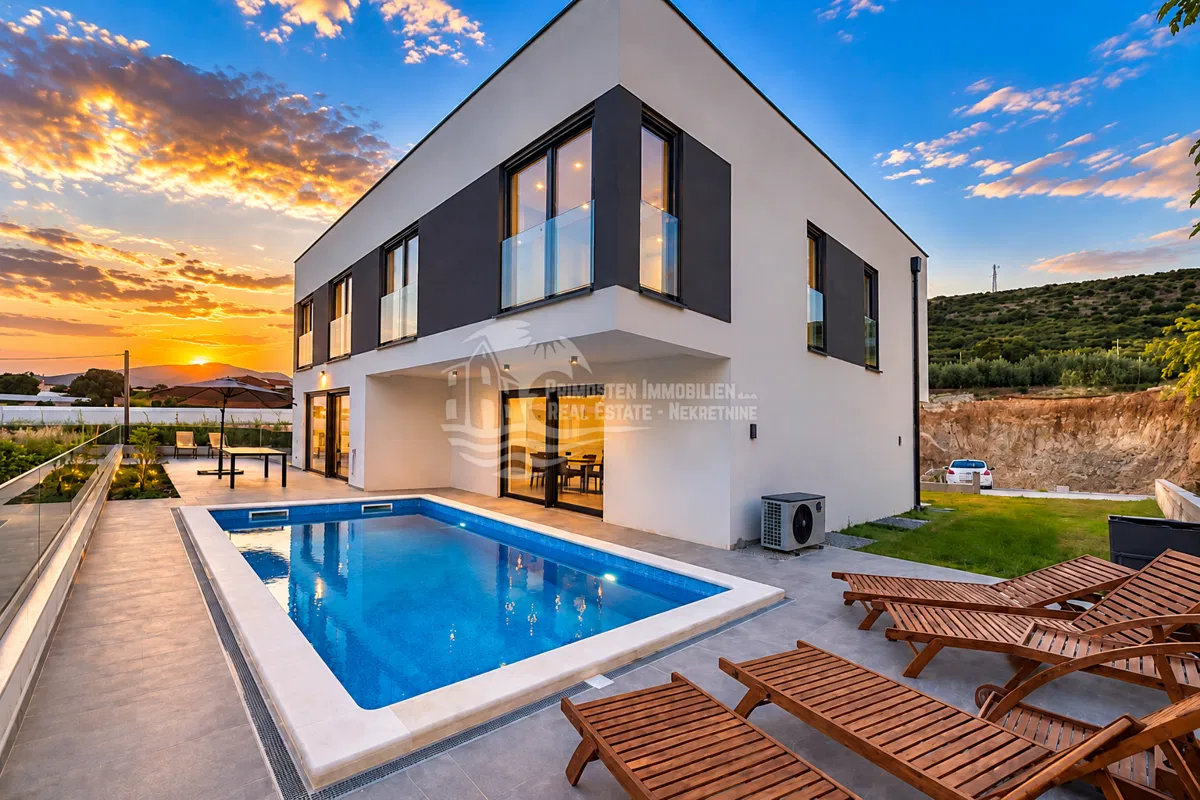 Trogir/Moderna vila sa grijanim bazenom