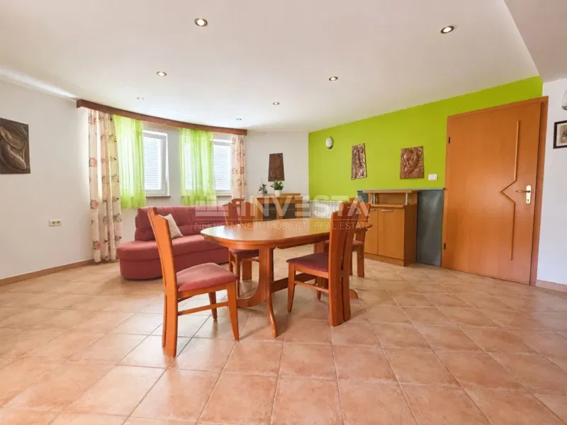Barbariga – bútorozott ház 3 lakóegységgel, 1 300 m²-es udvarral, 800 méterre a tengertől.