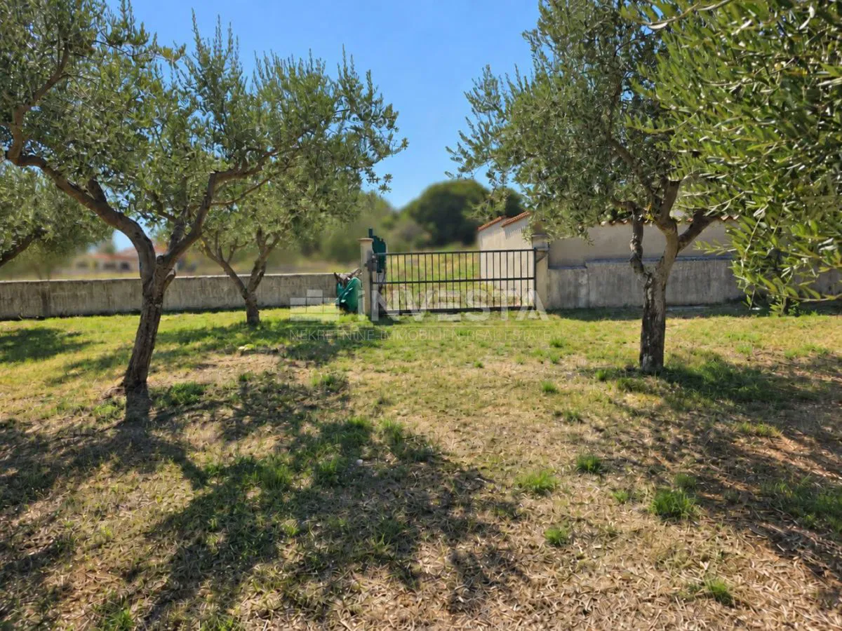 Barbariga, terreno edificabile di circa 900 m², vicino al mare e alla spiaggia