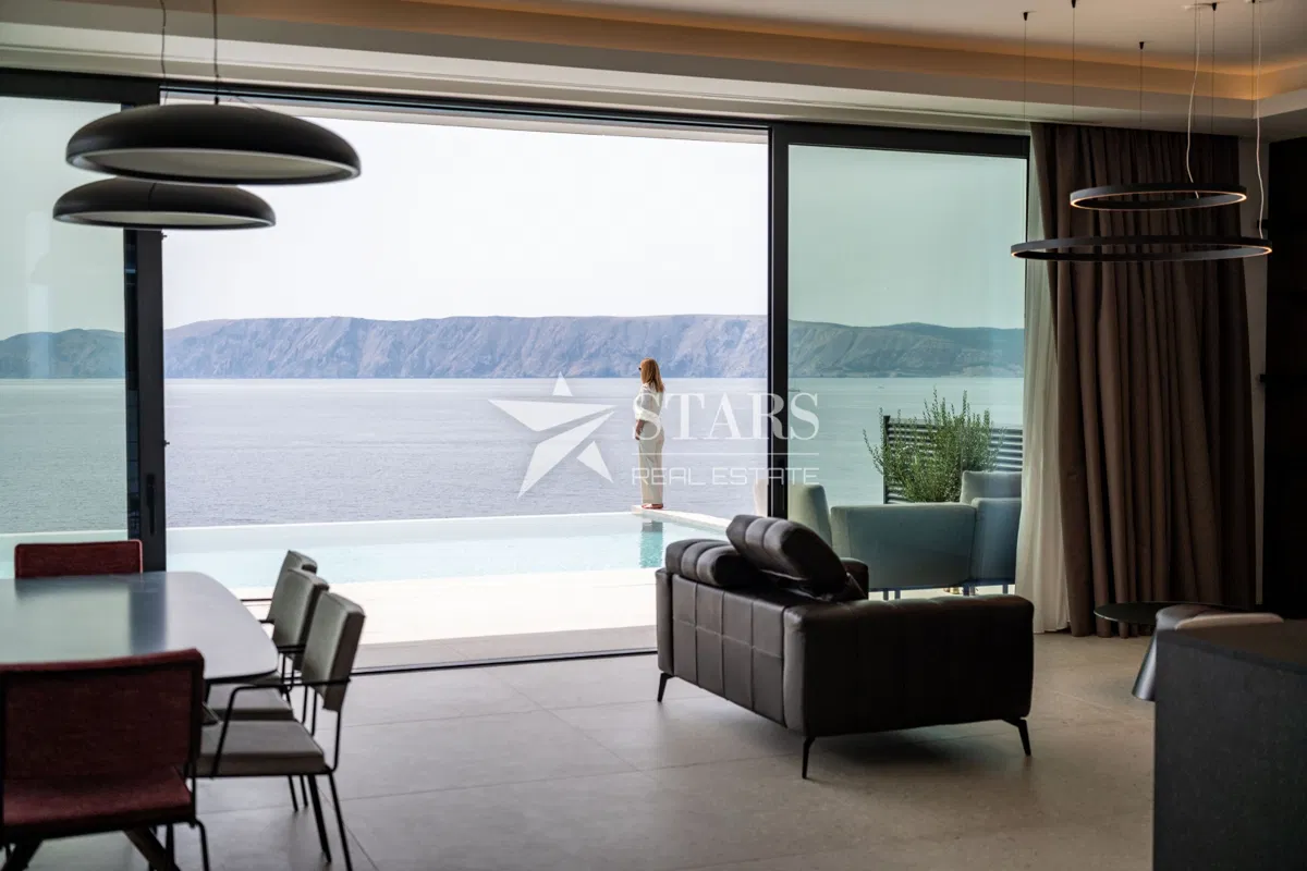 POVILE – MODERNE VILLA MIT POOL IN ERSTER MEERESREIHE