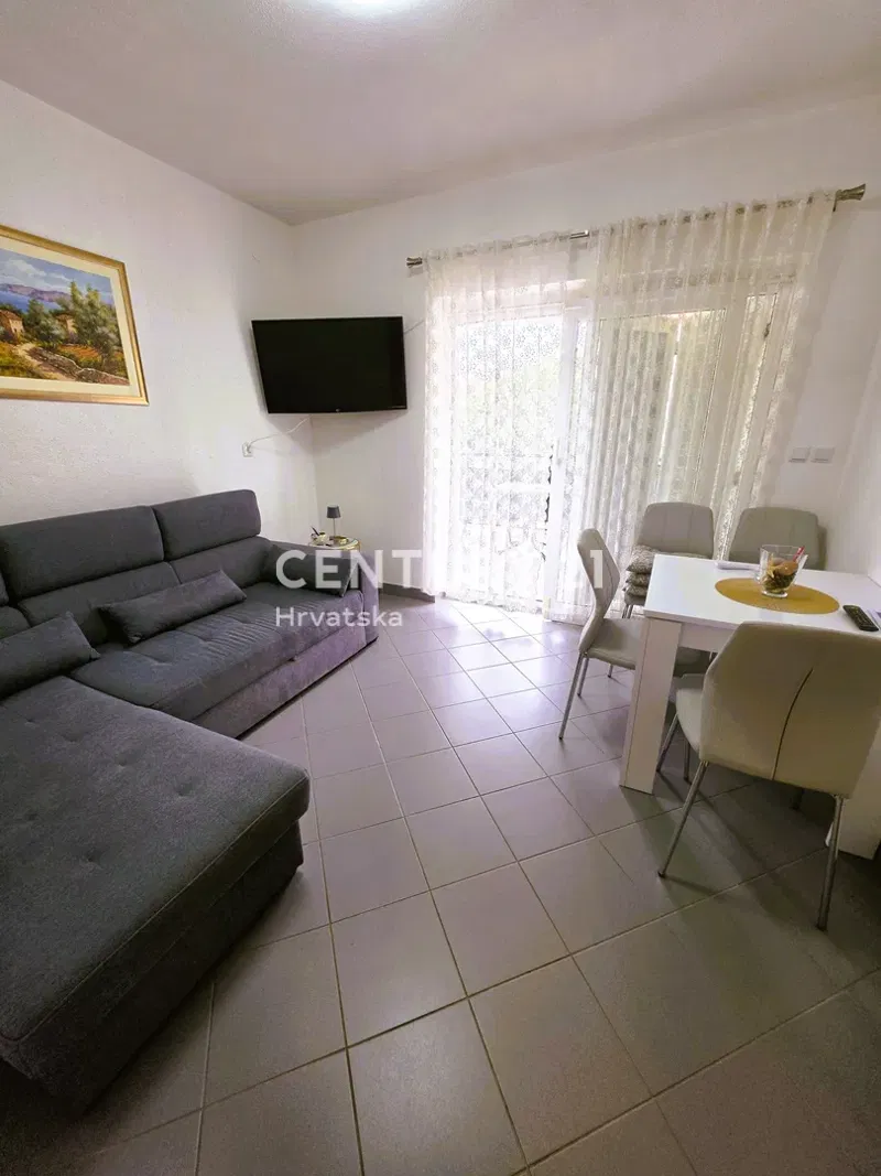 Turanj, jednosobni apartman s terasom u blizini plaže
