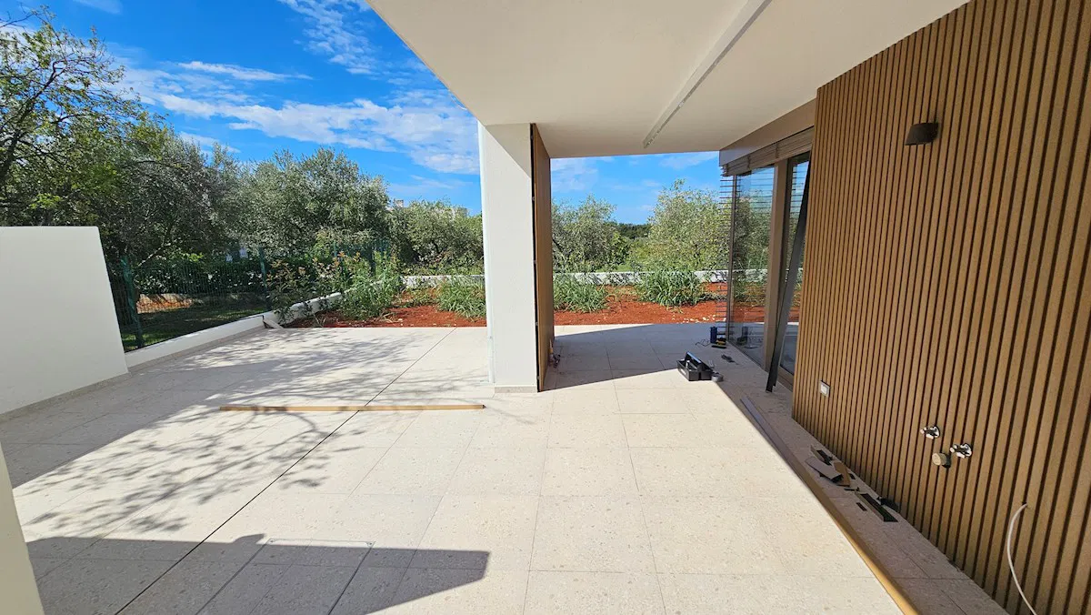 Luxuswohnung im Erdgeschoss mit privatem Garten – Premium-Neubau in Novigrad