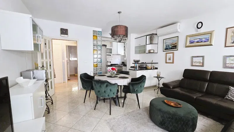 Solin, Zentrum – Komfortable 2-Zimmer-Wohnung, 62 m², 1. Stock, kleines Wohngebäude