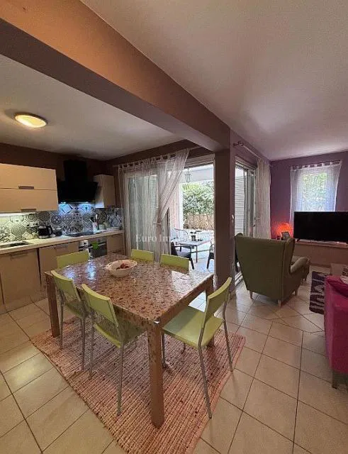 Novalja – dvoetažni apartman 180 m od mora