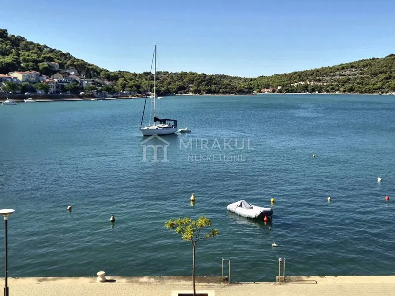Nekretnine Tisno, PRVI RED DO MORA, Stan s pogledom na more