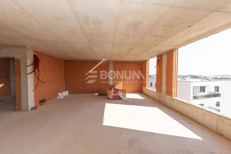 Vodice, novogradnja - trisobno stanovanje z veliko pokrito teraso