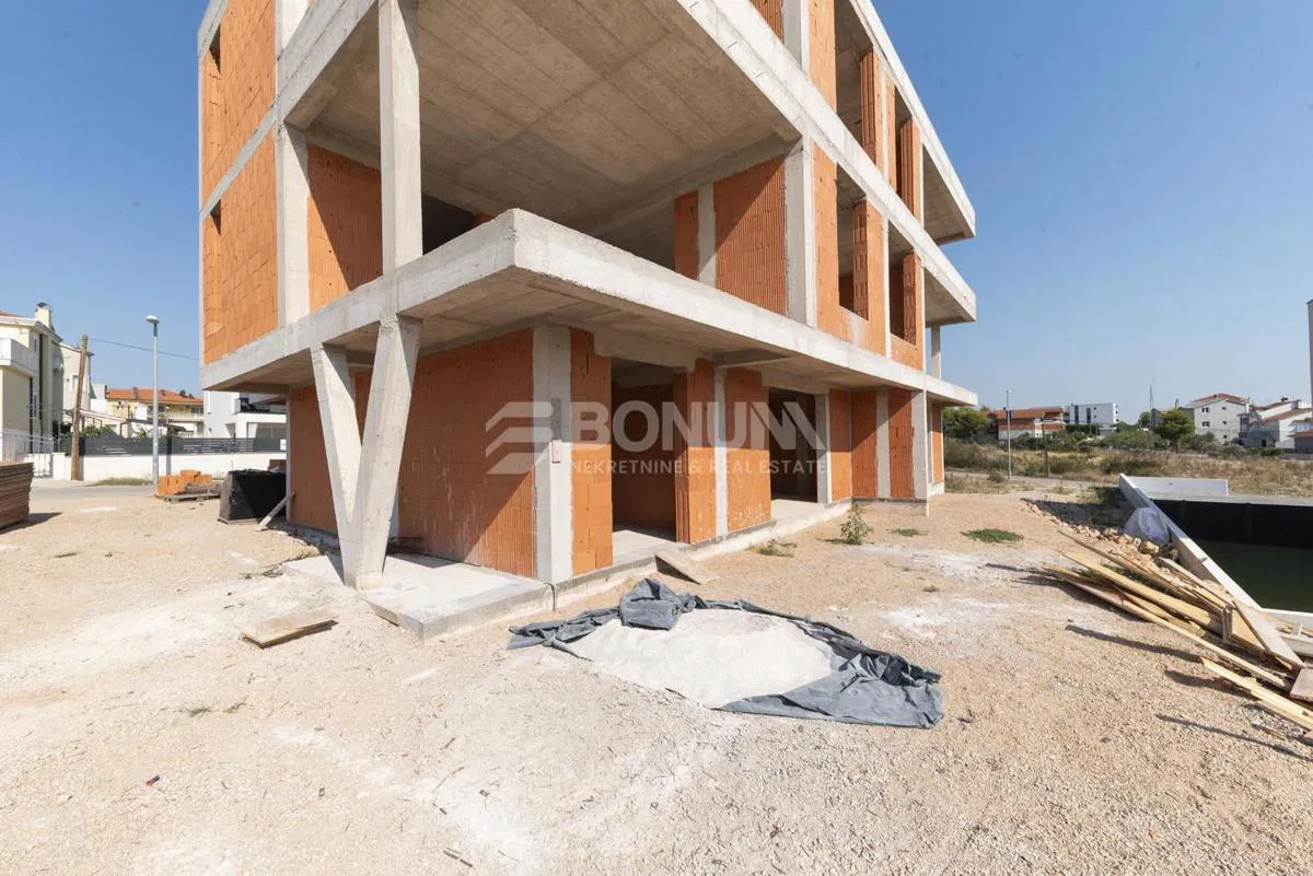 Vodice, novogradnja - pritlični apartma s prostornimi terasami in vrtom