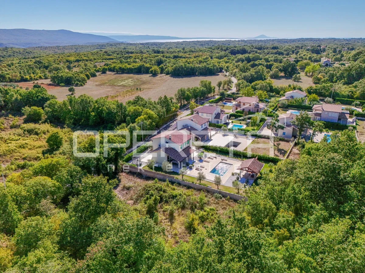 RAKALJ-HRELJIĆI- ISTRIA  
Terreno con permesso di costruzione ottenuto
