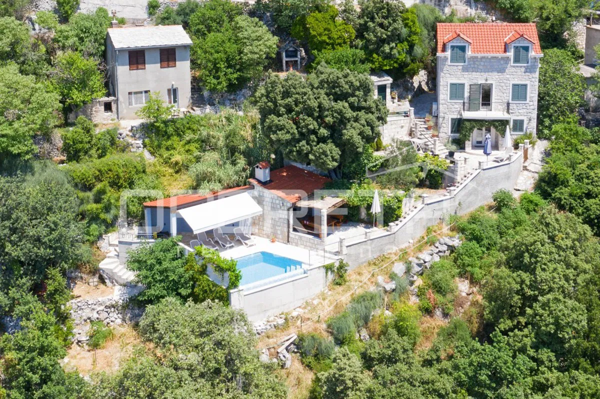 Uređena kamena kuća s bazenom u Baškoj Vodi