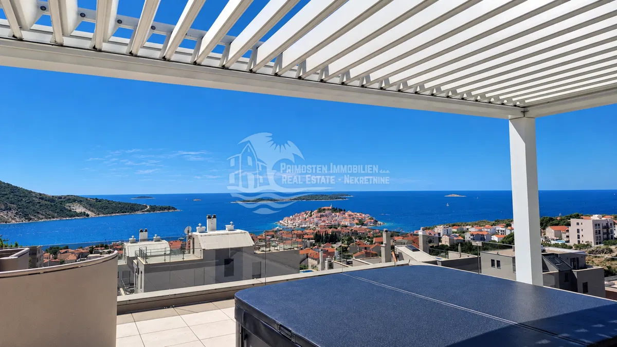 Penthouse s privatnom krovnom terasom i panoramom Primoštena
