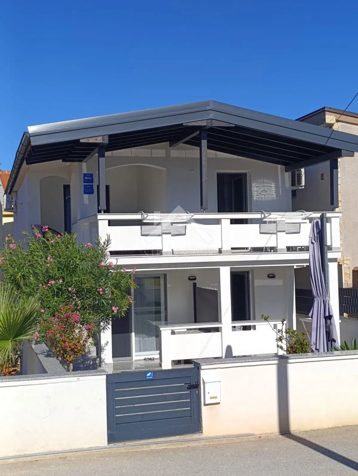 Kuća sa 4 apartmana, blizina mora - Vir
