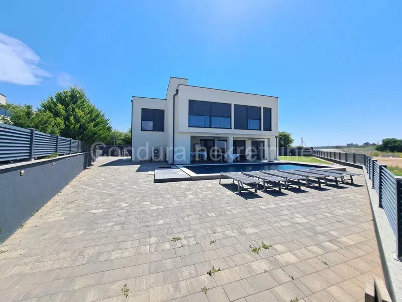 Nin - Moderna vila s bazenom, 4 spavaće sobe i velikom okućnicom