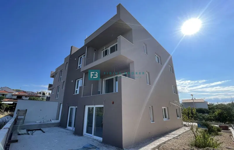 VODICE, novo, 2. kat + krovna terasa, 450 m od plaže, pogled na more, garaža, ostava – 2